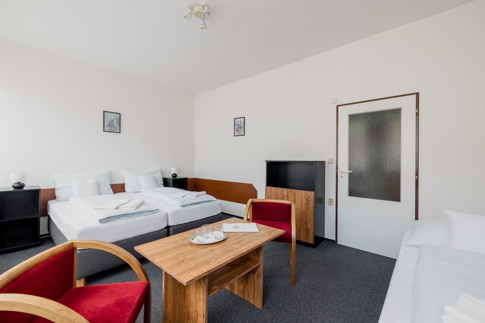 Hotel Dobruška Buitenkant foto