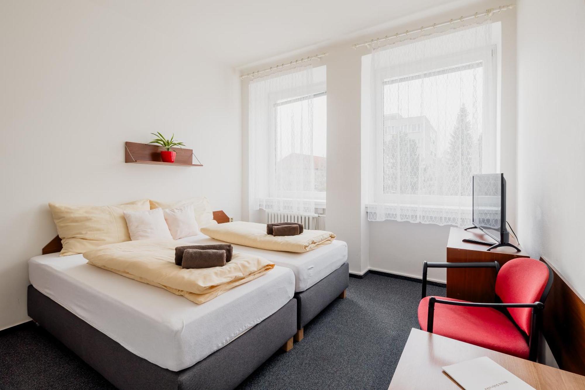 Hotel Dobruška Buitenkant foto