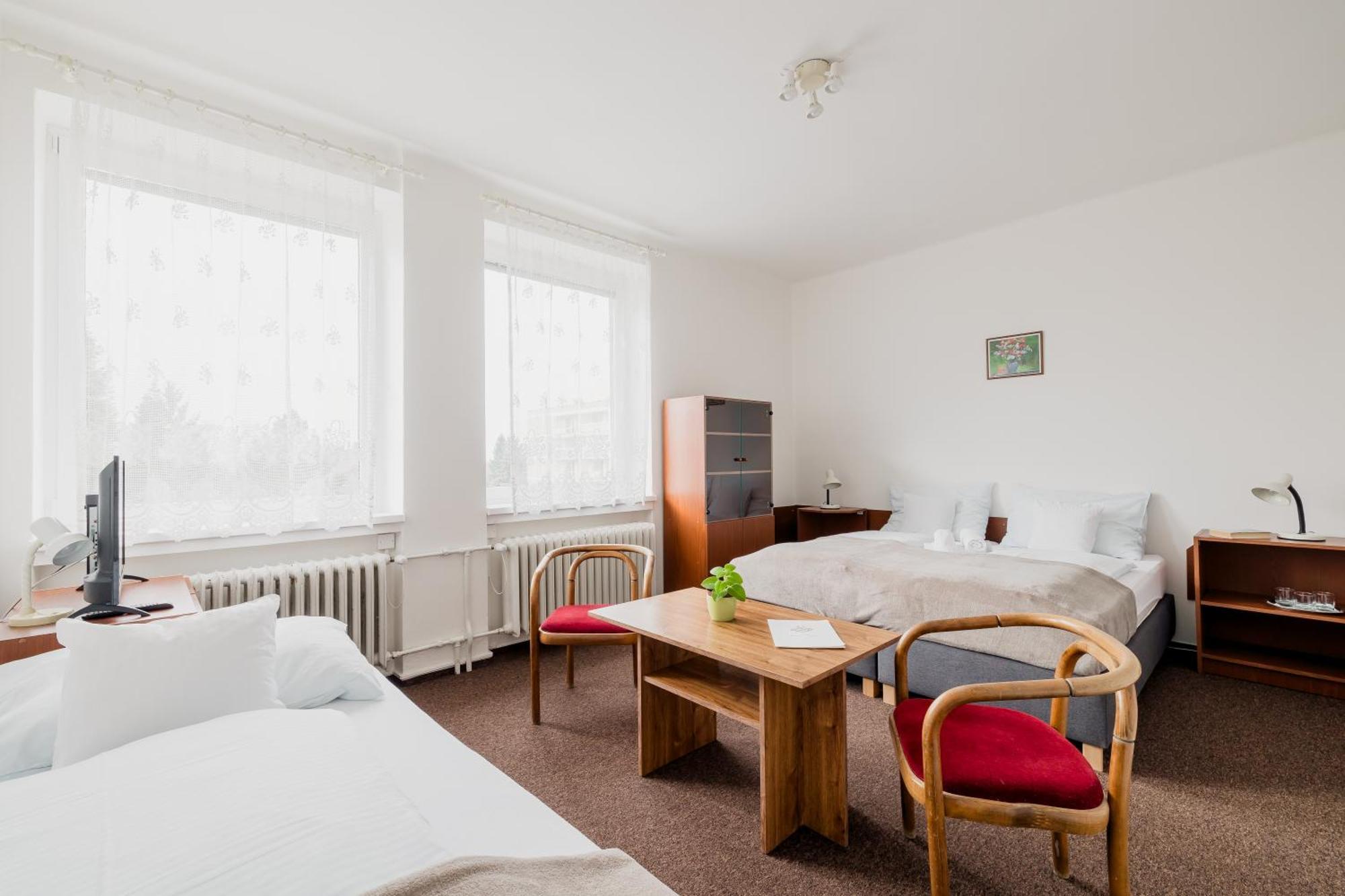 Hotel Dobruška Buitenkant foto