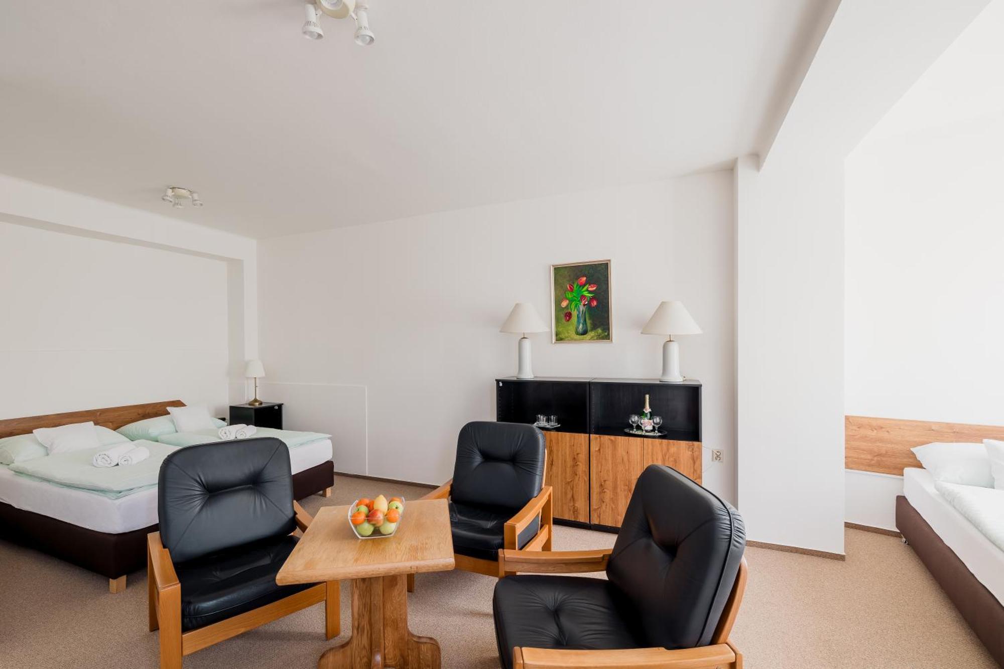Hotel Dobruška Buitenkant foto