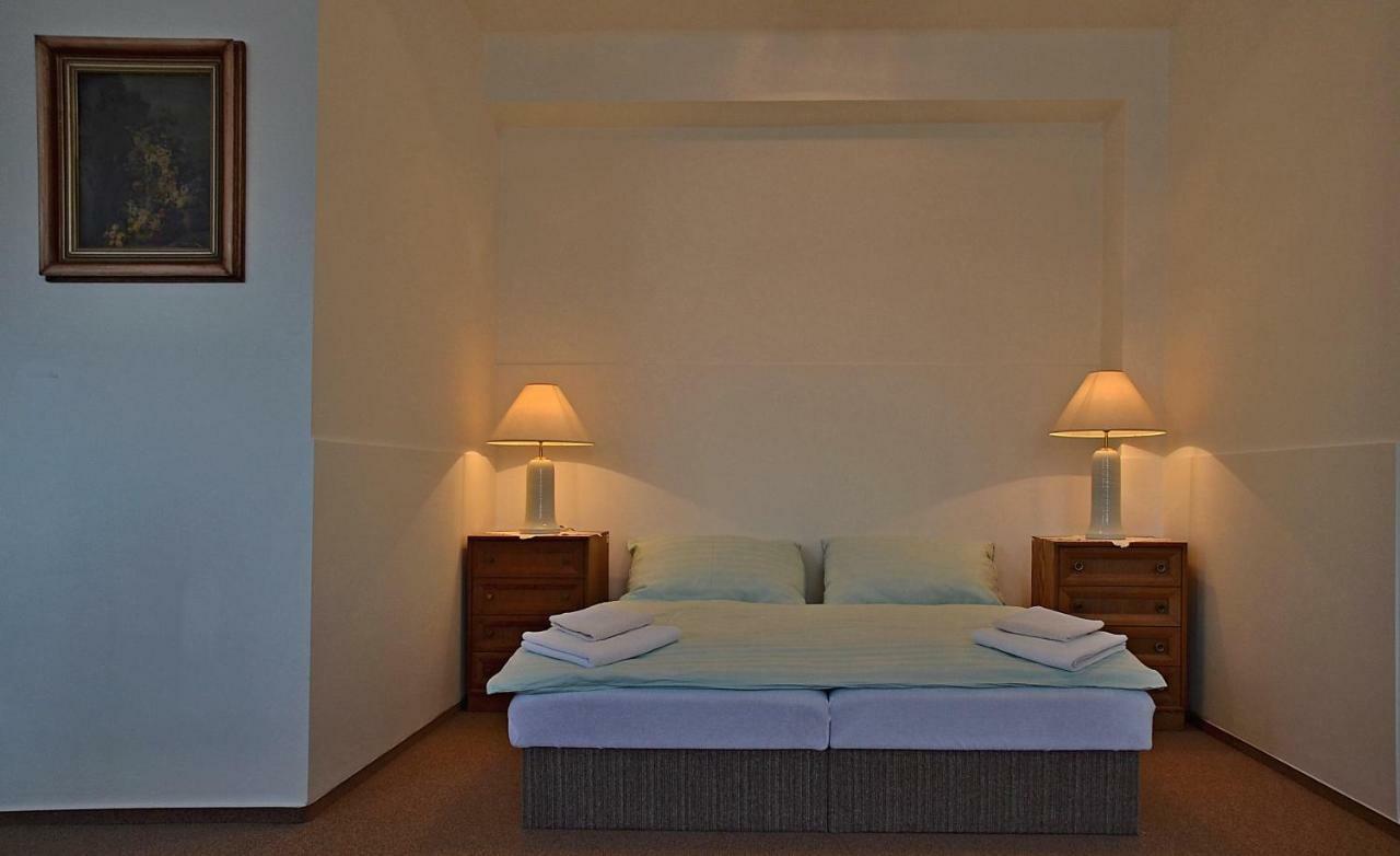 Hotel Dobruška Buitenkant foto